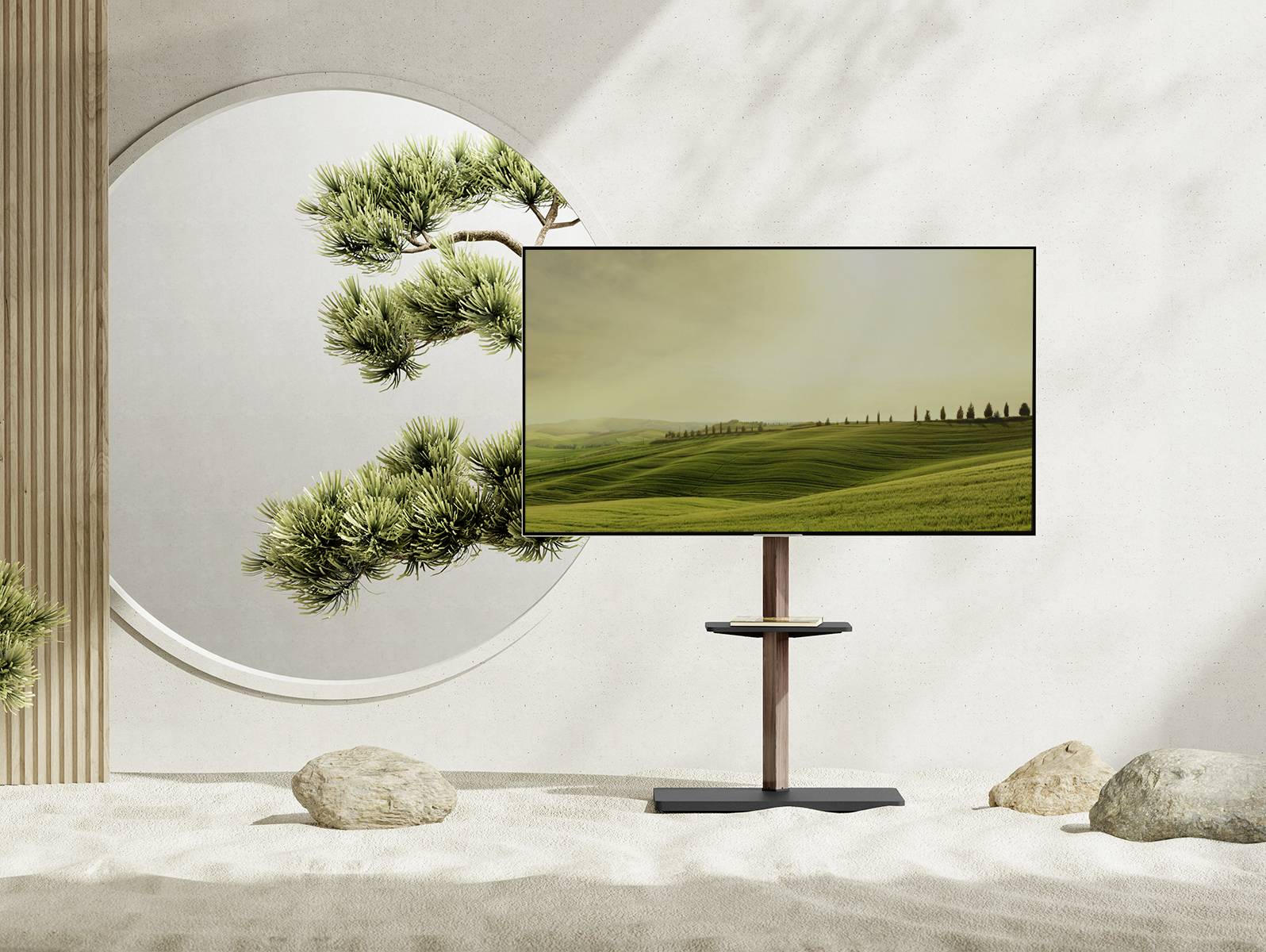 Ein moderner TV-Bildschirm zeigt eine Landschaft mit grünen Hügeln. Im Hintergrund ragt ein Baum durch ein rundes Fenster in einem minimalistischen Raum.