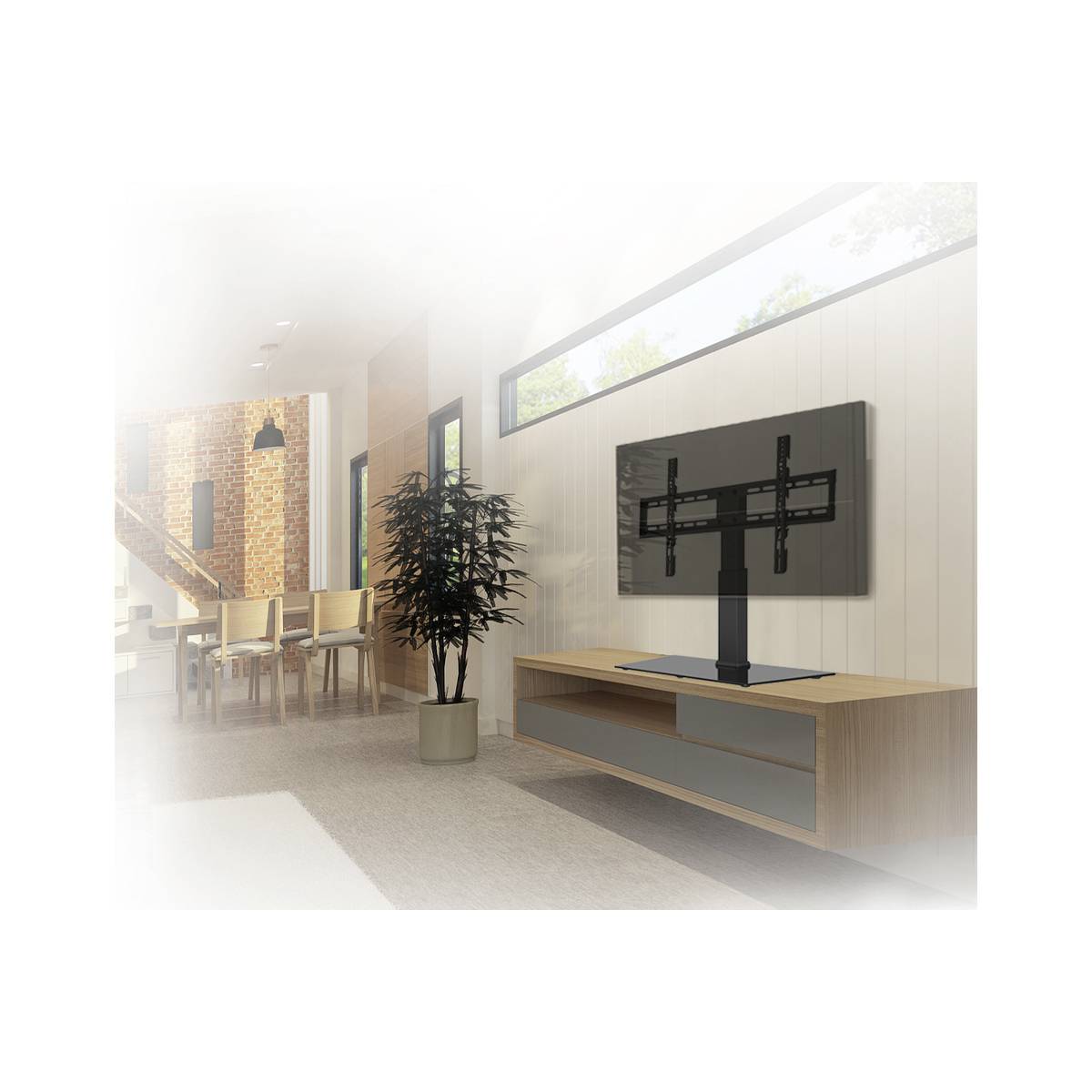 Wohnzimmer mit Flachbildfernseher an der Wand, helle Einrichtung, großer Esstisch im Hintergrund, und ein großer Zimmerpflanze links.