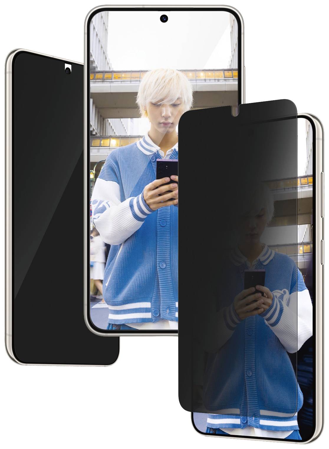 Eine Person mit blonden Haaren schaut auf ein Smartphone. Sie trägt eine blau-weiße Jacke und steht vor einem Gebäude.