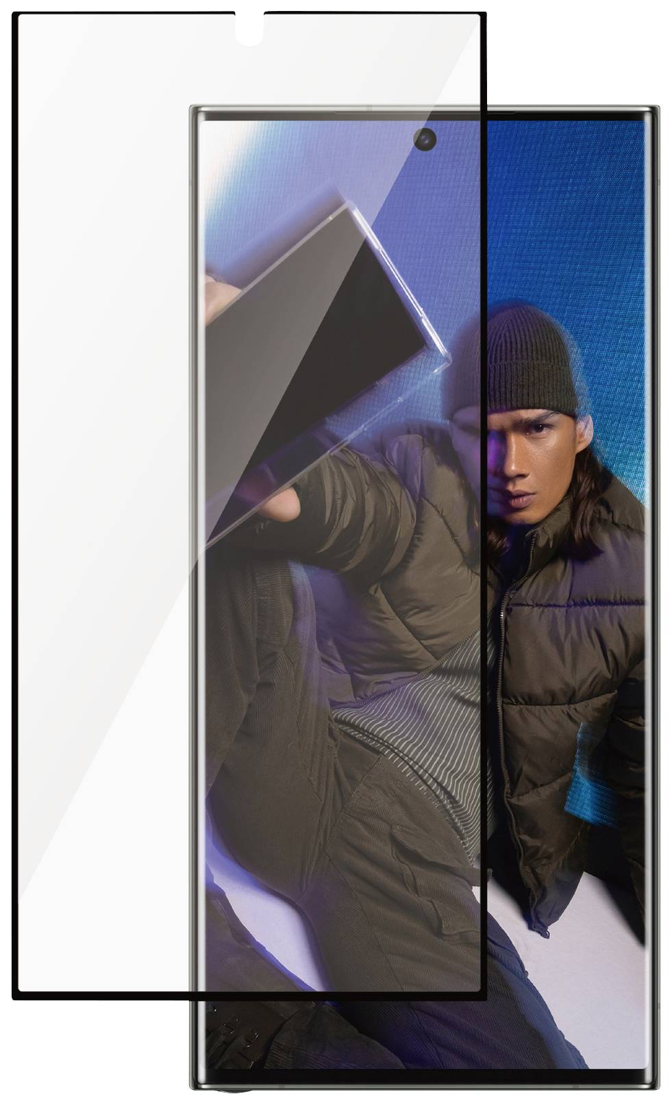 Smartphone mit Displayschutzfolie, zeigt junge Person in Winterkleidung, blauer Hintergrund.