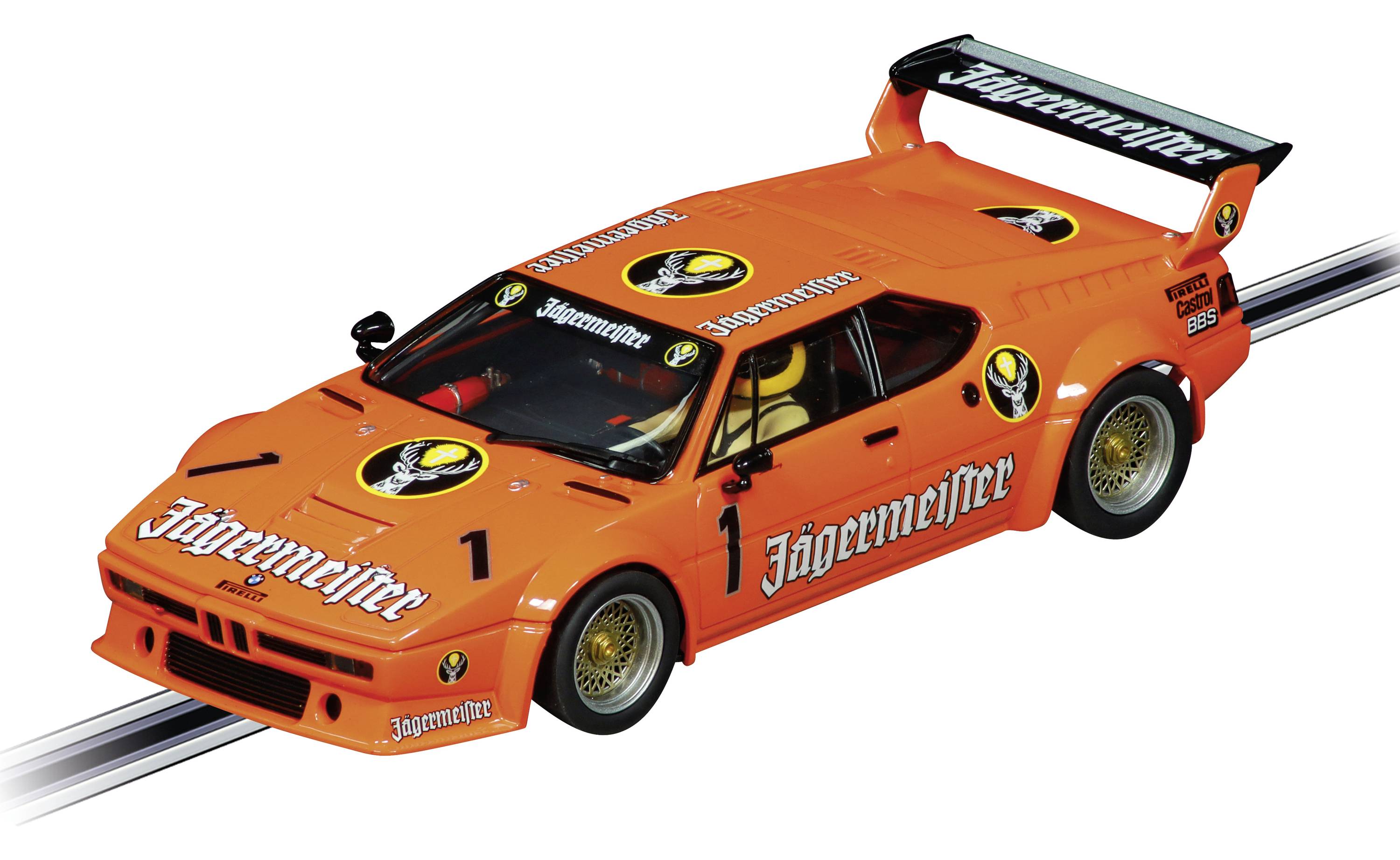 Ein orangefarbenes Spielzeugauto mit 'Jägermeister'-Logos, schwarzem Spoiler und Rennstreifen, fährt auf einer Modelleisenbahnstrecke.