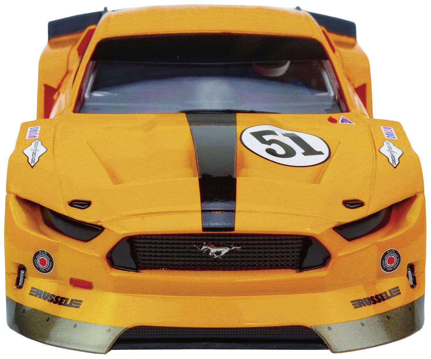 Ein orangefarbenes Rennauto von vorne mit der Nummer 51. Es hat sportliche Details und Embleme auf der Motorhaube.