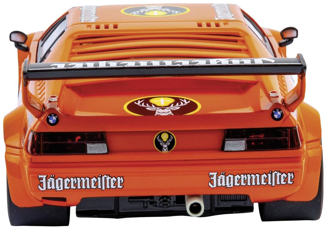 Orangefarbenes Sportwagenmodell von hinten, mit 'Jägermeister'-Aufklebern, auffälligem Heckspoiler und schwarzem Auspuffrohr.