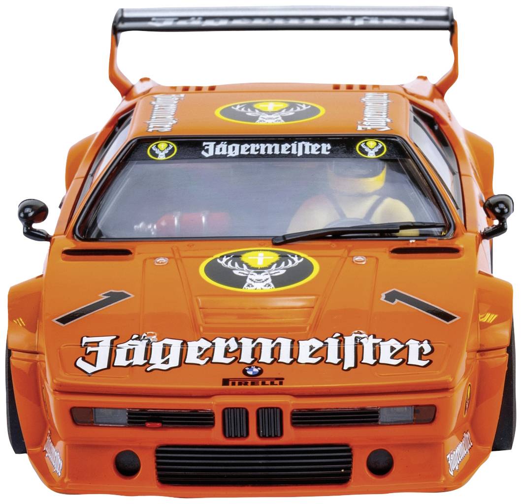 Rennwagen im Jägermeister-Design, frontal fotografiert. Er hat eine auffällige orange Lackierung, auffällige Logos und einen großen Heckspoiler.