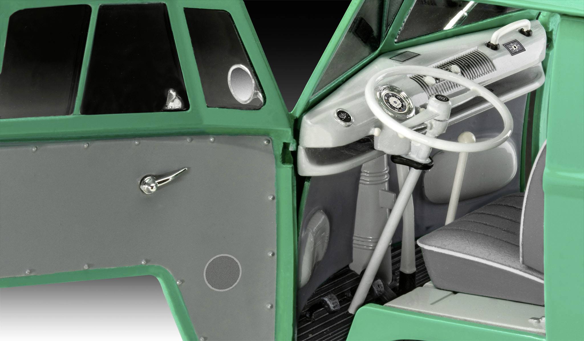 Ein grüner Kleinbus mit geöffnetem Fahrerbereich, zeigt Lenkrad, Armaturenbrett und Vordersitz im Detail.