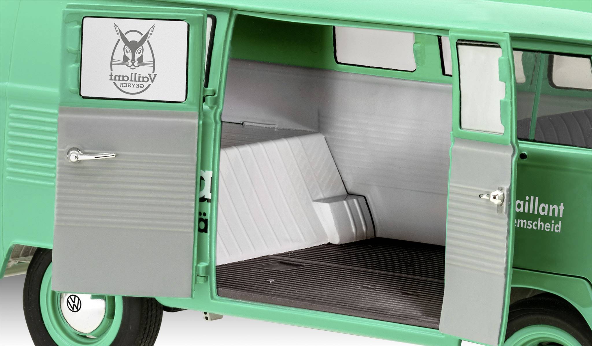 Ein grüner Lieferwagen mit offener Seitentür zeigt ein leeres, graues Innenfach. Auf der Tür ist ein 'Vaillant'-Logo sichtbar.