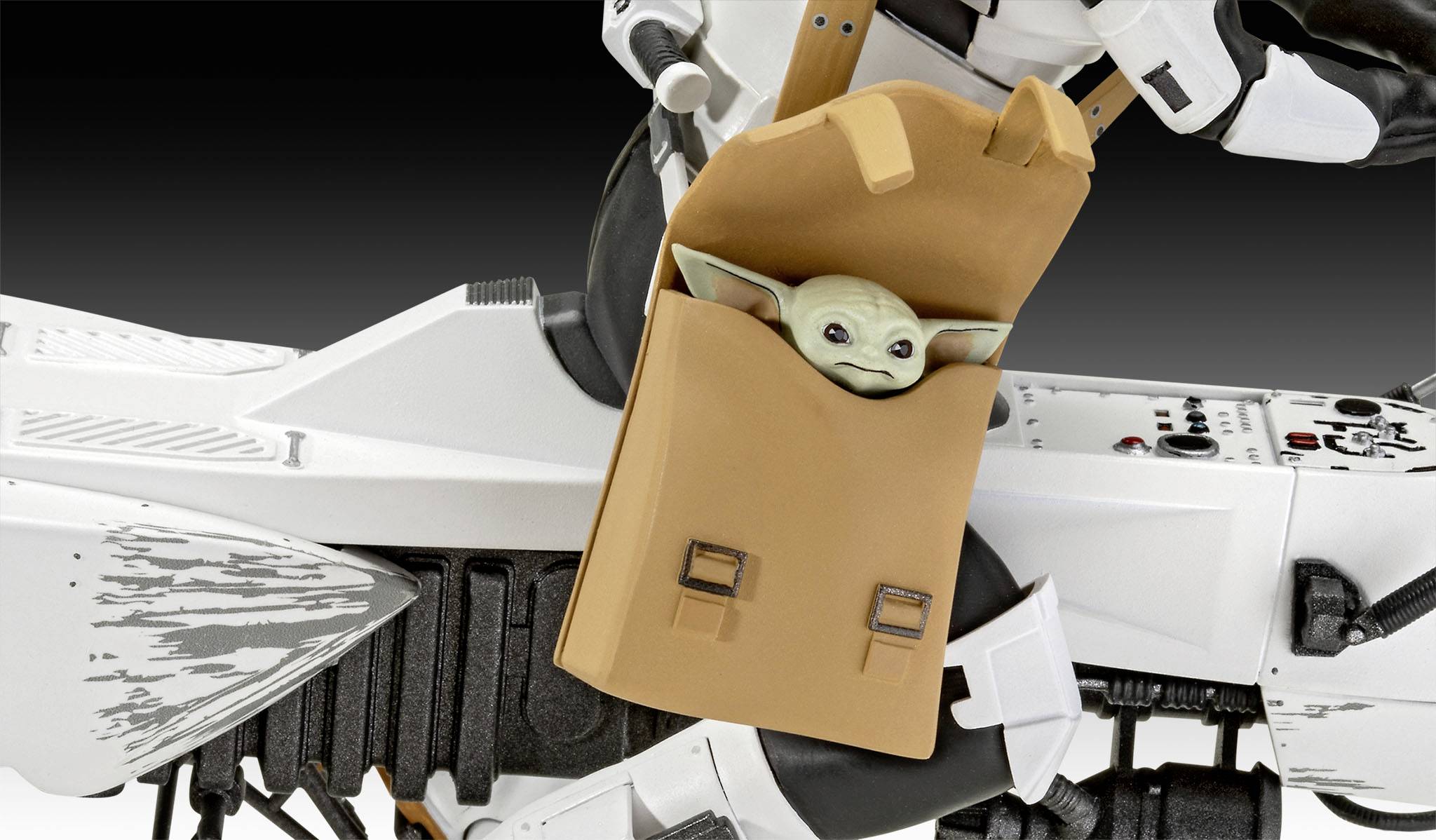 Ein kleiner grüner Charakter sitzt in einer braunen Tasche, die an einem weißen Motorrad befestigt ist.