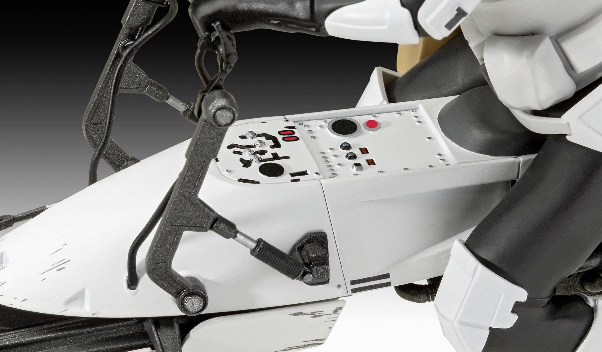 Nahaufnahme einer Science-Fiction-Actionfigur in weißer Rüstung auf einem futuristischen Motorrad mit detailliertem Armaturenbrett.