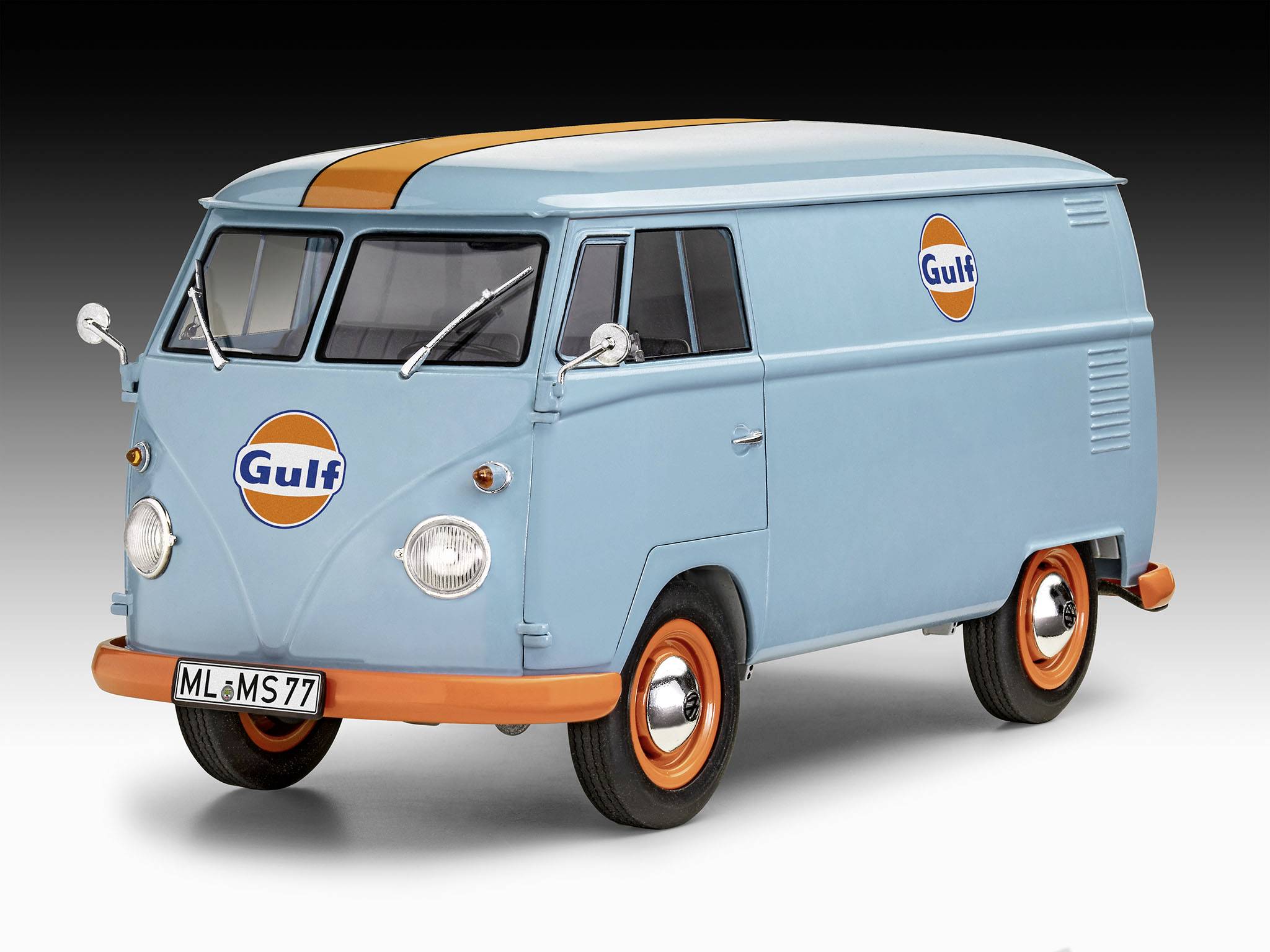 Ein hellblauer Transporter mit dem orangefarbenen 'Gulf'-Logo an der Seite und Motorhaube, steht vor neutralem Hintergrund.