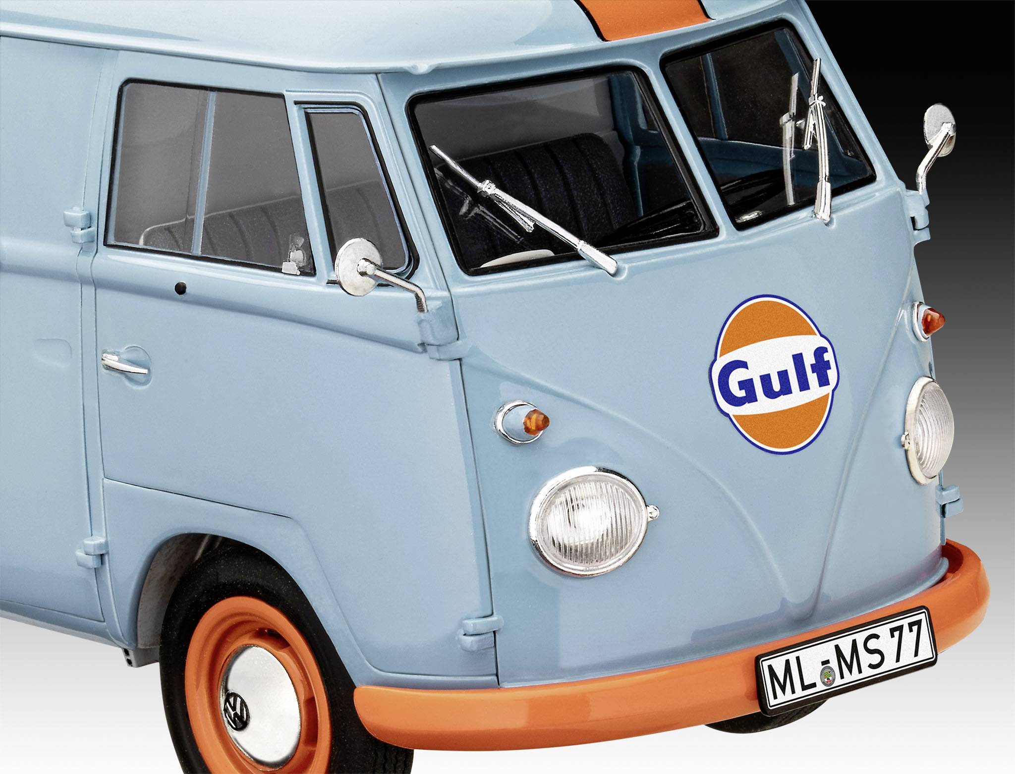 Ein hellblauer VW-Bus mit 'Gulf'-Logo und orangefarbenen Streifen und Felgen steht vor einem neutralen Hintergrund.