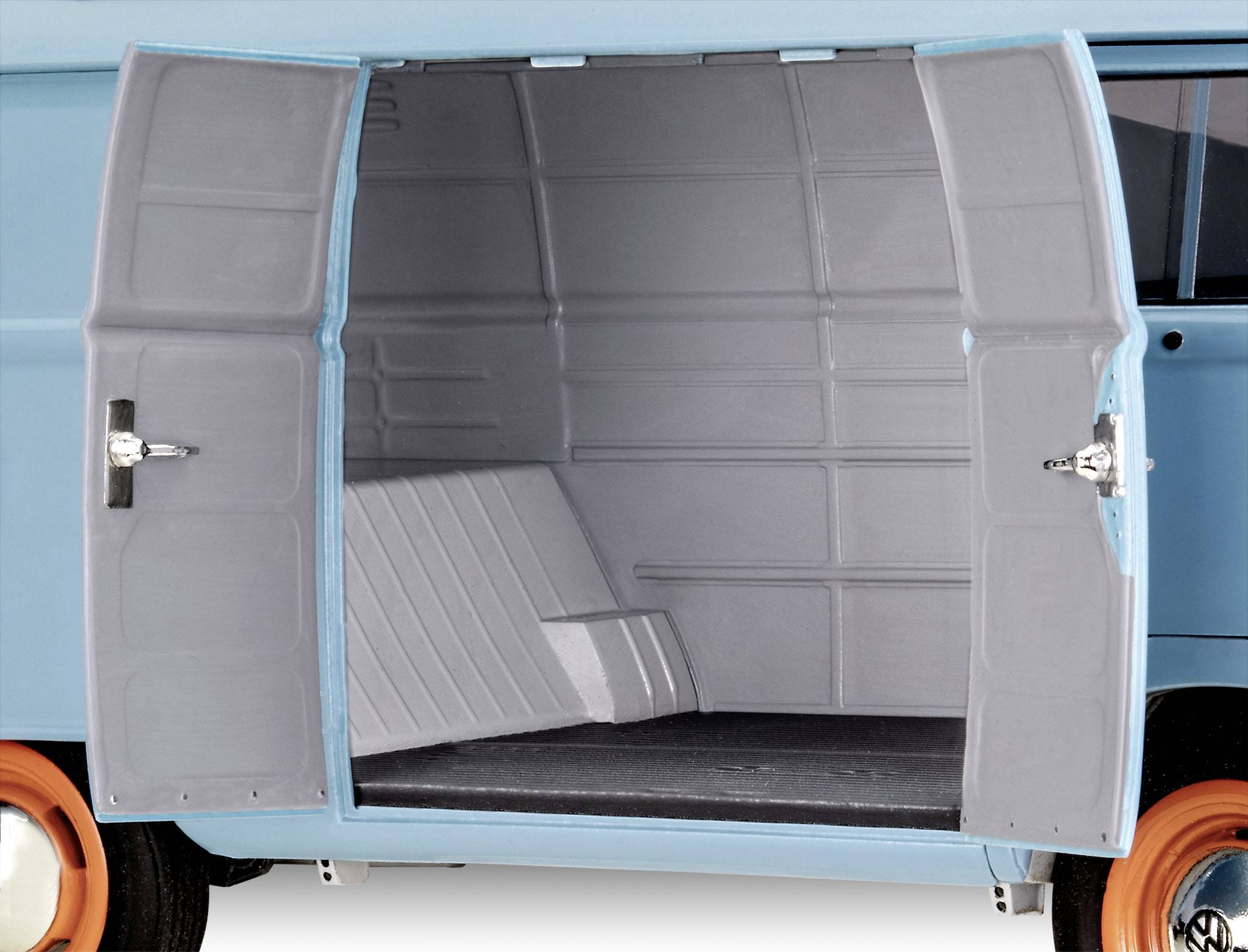 Ein offener blauer Lieferwagen mit leeren Laderaum, grauen Innenseiten und orangefarbenen Rädern.