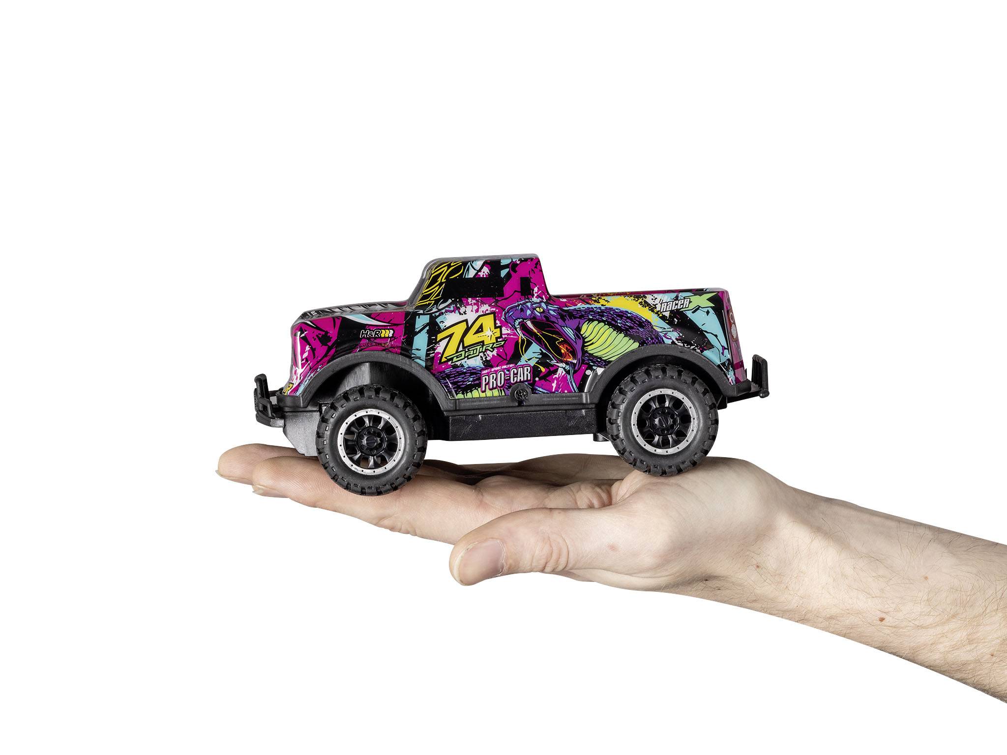 Eine Hand hält ein bunt bemaltes Spielzeugauto, das mit der Zahl '74' und einem Drachenmotiv dekoriert ist.