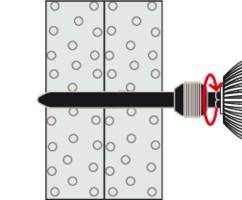Diagramm eines Satelliten mit Solarpanelen links und einer Parabolantenne rechts, umkreist von einem rot markierten Ring.
