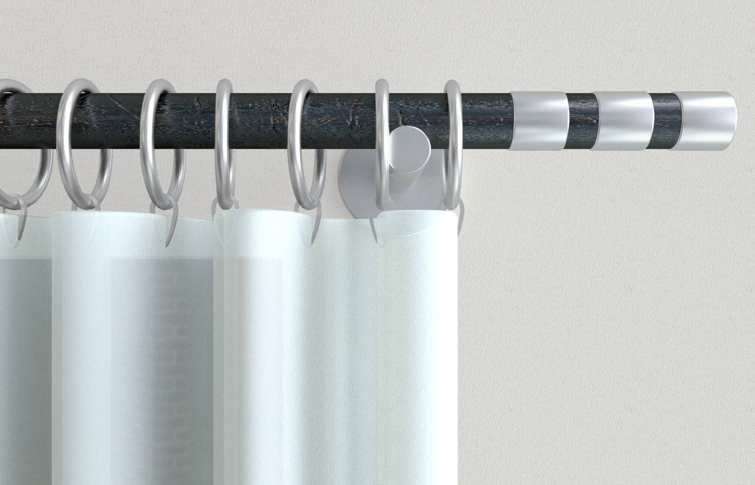 Metallstange mit Duschvorhangringen und einem halbtransparenten Duschvorhang, der an einer hellen Wand aufgehängt ist.