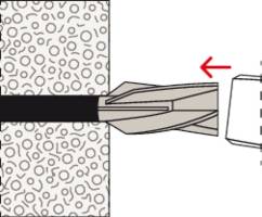 Bohrloch mit Dübel, der in die Wand eingeführt wird. Ein Pfeil zeigt die Einführungsrichtung des Dübels an.