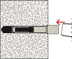 Bohrloch in Wand mit Dübel und Schraube. Roter Pfeil zeigt Richtung zum Herausziehen der Schraube. Hintergrund mit Steinmuster.