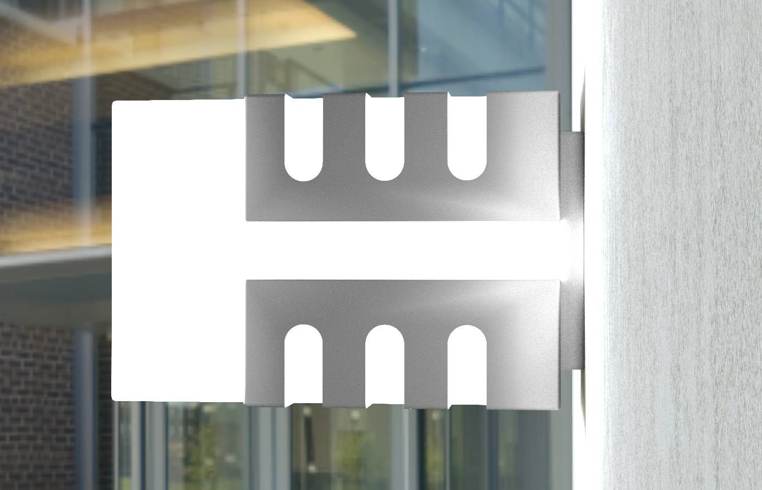 Metallisches Dekorationselement mit L-förmigem Design und symmetrischen Aussparungen an einer Wand montiert, vor Glasfenster.