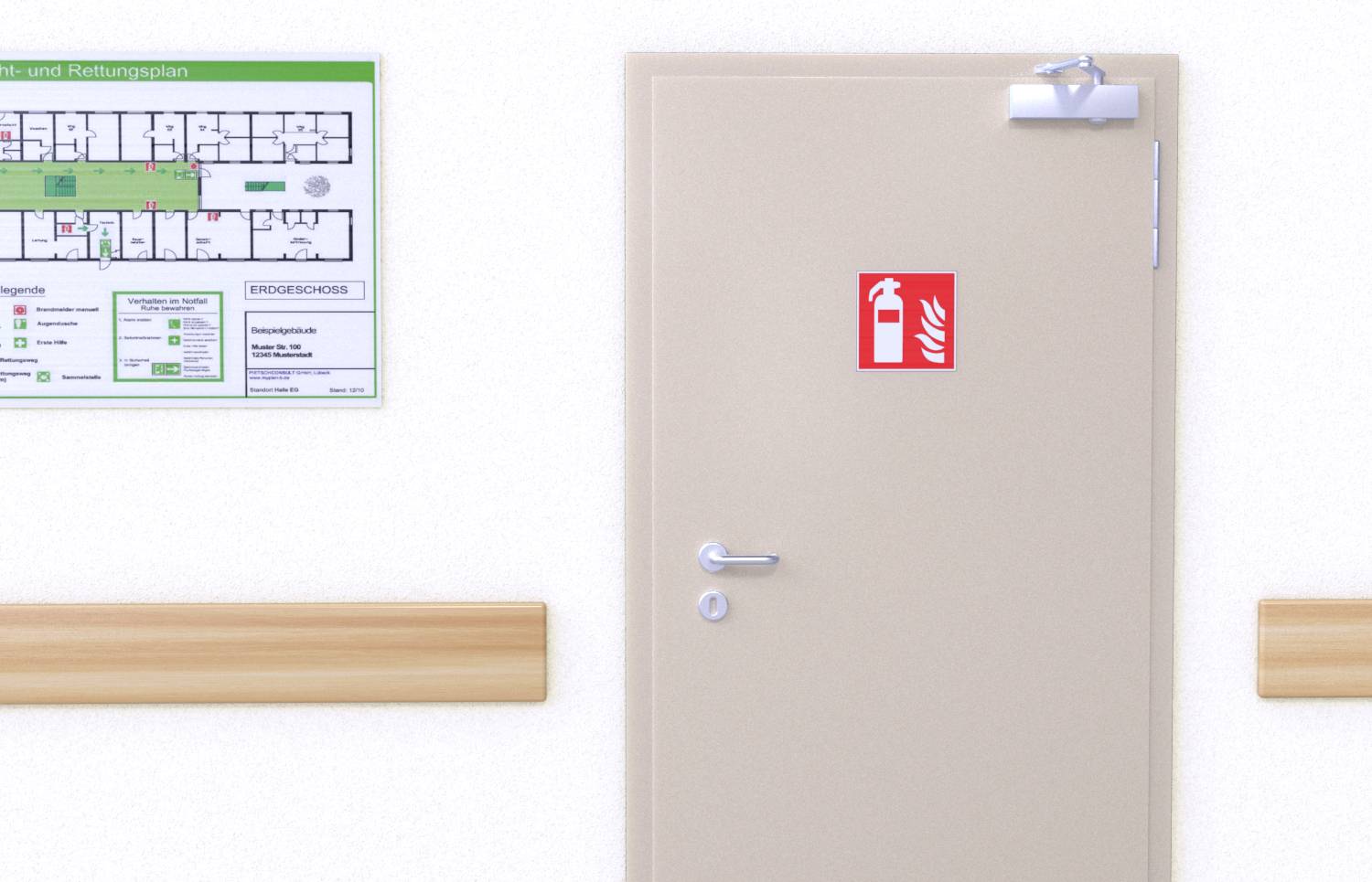 Feuerlöscherschild auf einer verschlossenen Tür neben einem Evakuierungsplan. Hilft bei der Orientierung im Notfall in einem Gebäude.