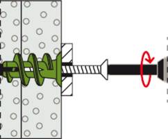 Ein grüner Dübel wird in eine perforierte Wand gedreht. Eine Schraube wird durch den Dübel geschraubt, um diese zu befestigen.