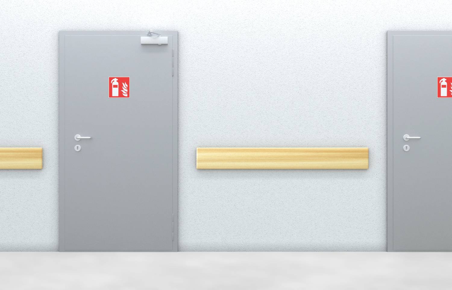 Eine graue Tür mit einem roten Feuerlöscher-Symbol darüber in einem Flur; daneben eine Holzwandverkleidung.