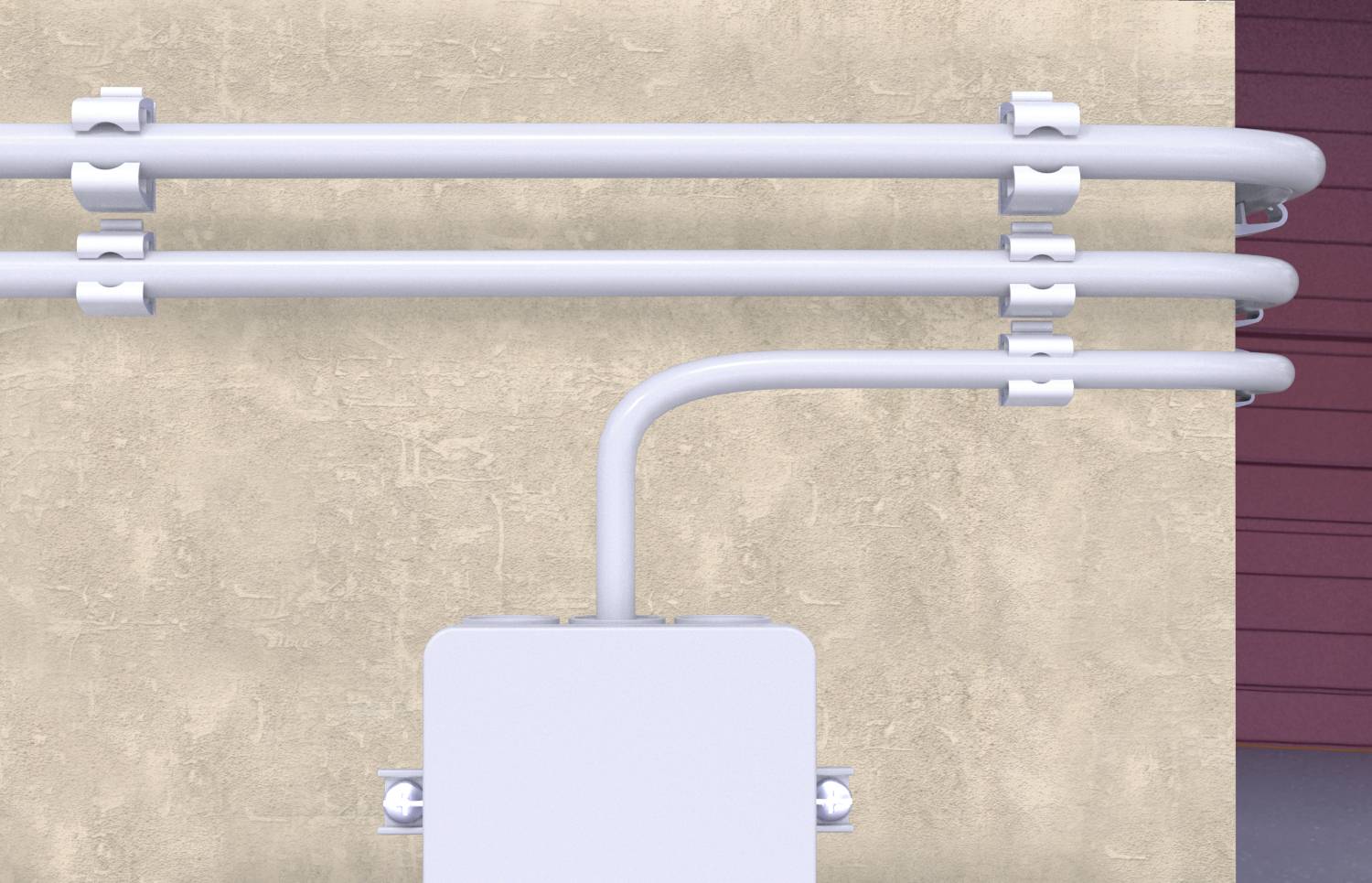 Drei weiße Rohre verlaufen parallel zur Wand. Eines ist mit einem vertikalen Rohr verbunden, das zu einem rechteckigen Kasten führt.