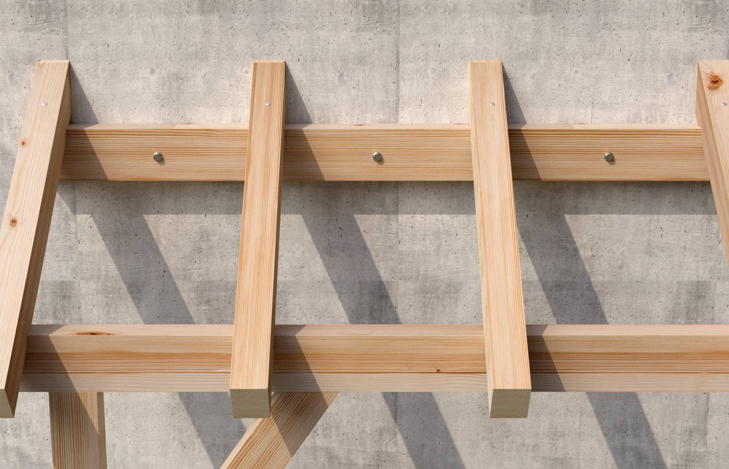 Holzrahmen einer Pergola an einer Betonwand, mit Schatten im Sonnenlicht.