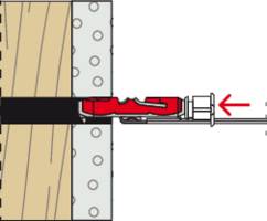 Diagramm zeigt eine Schraube, die durch eine rote Dübelhalterung in eine Holz- und Betonwand befestigt ist. Ein Pfeil zeigt die Einschraubrichtung.