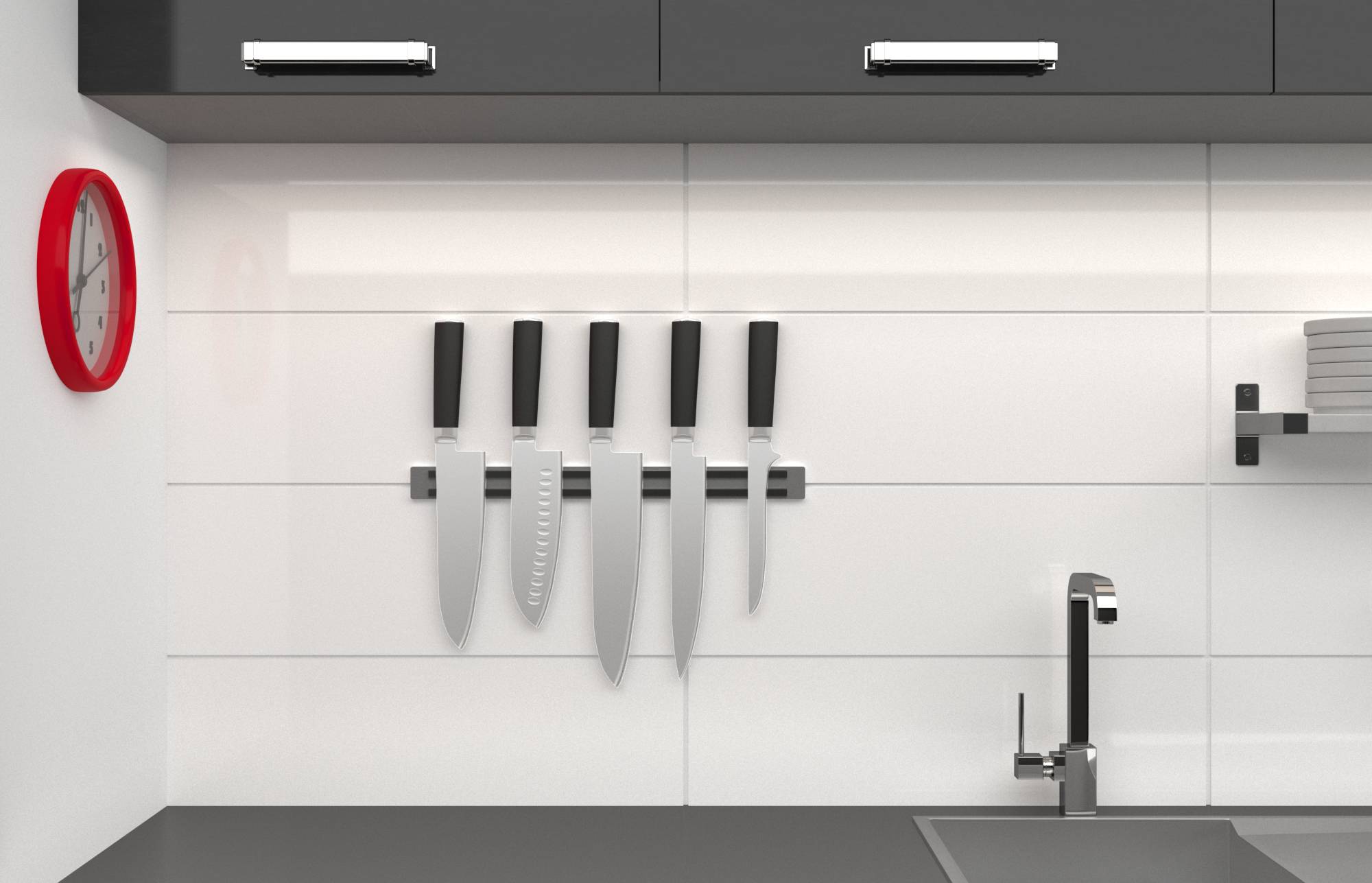Moderne Küchenwand mit magnetischem Messerhalter, der fünf Messer hält, roter Wanduhr auf der linken Seite und Spülbecken-Armatur auf der rechten Seite.