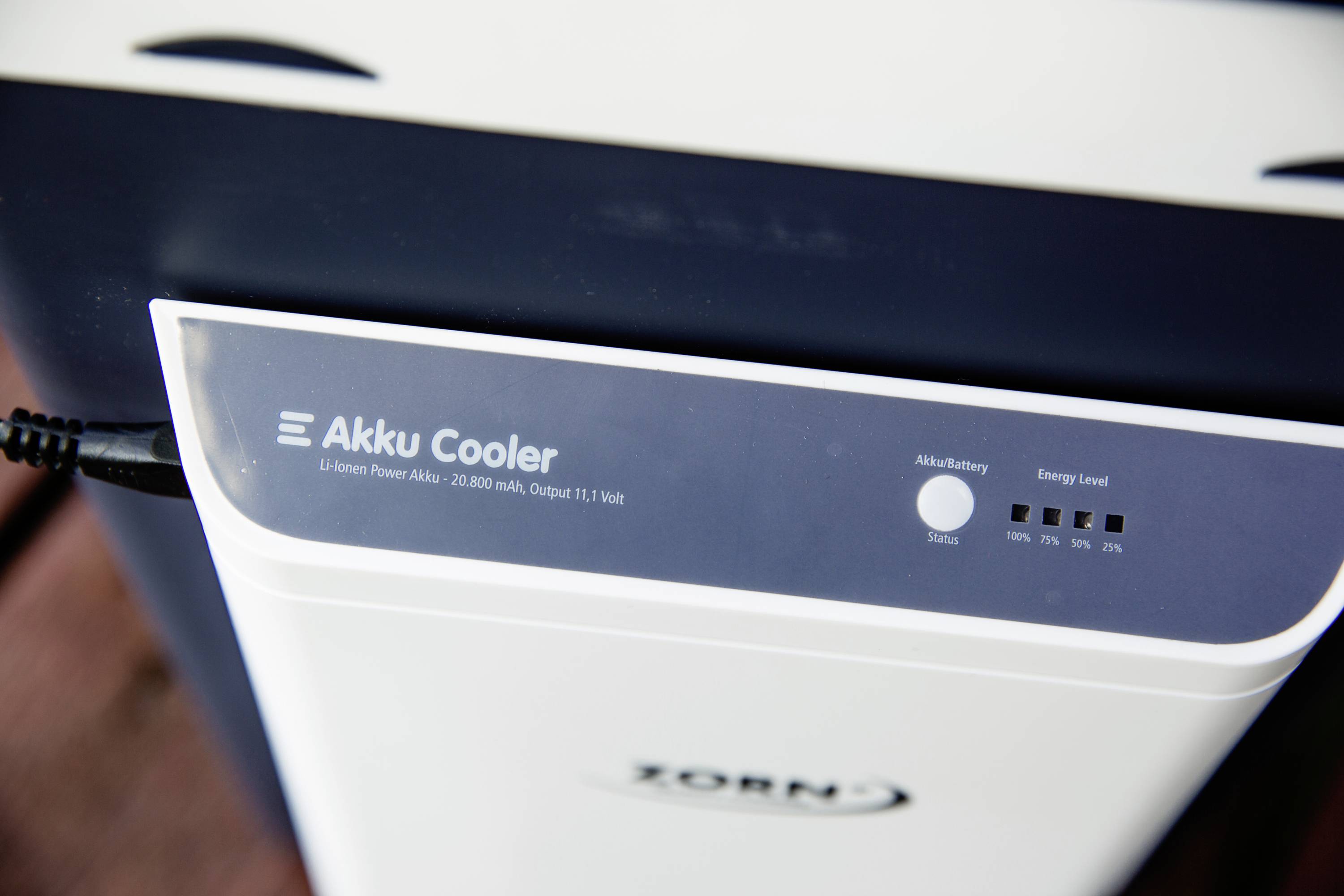 Ein tragbarer Akku-Kühler mit einem 26.000 mAh Li-Ion-Akku und einem Ausganglevel von 11 Volt. Anzeige für Energie- und Batteriestand.