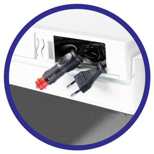 Ein Ladegerät mit zwei Adaptersteckern, einem schwarzen Plug-Adapter und einem roten Zigarettenanzünder-Adapter, ragt aus einem Gerät heraus.