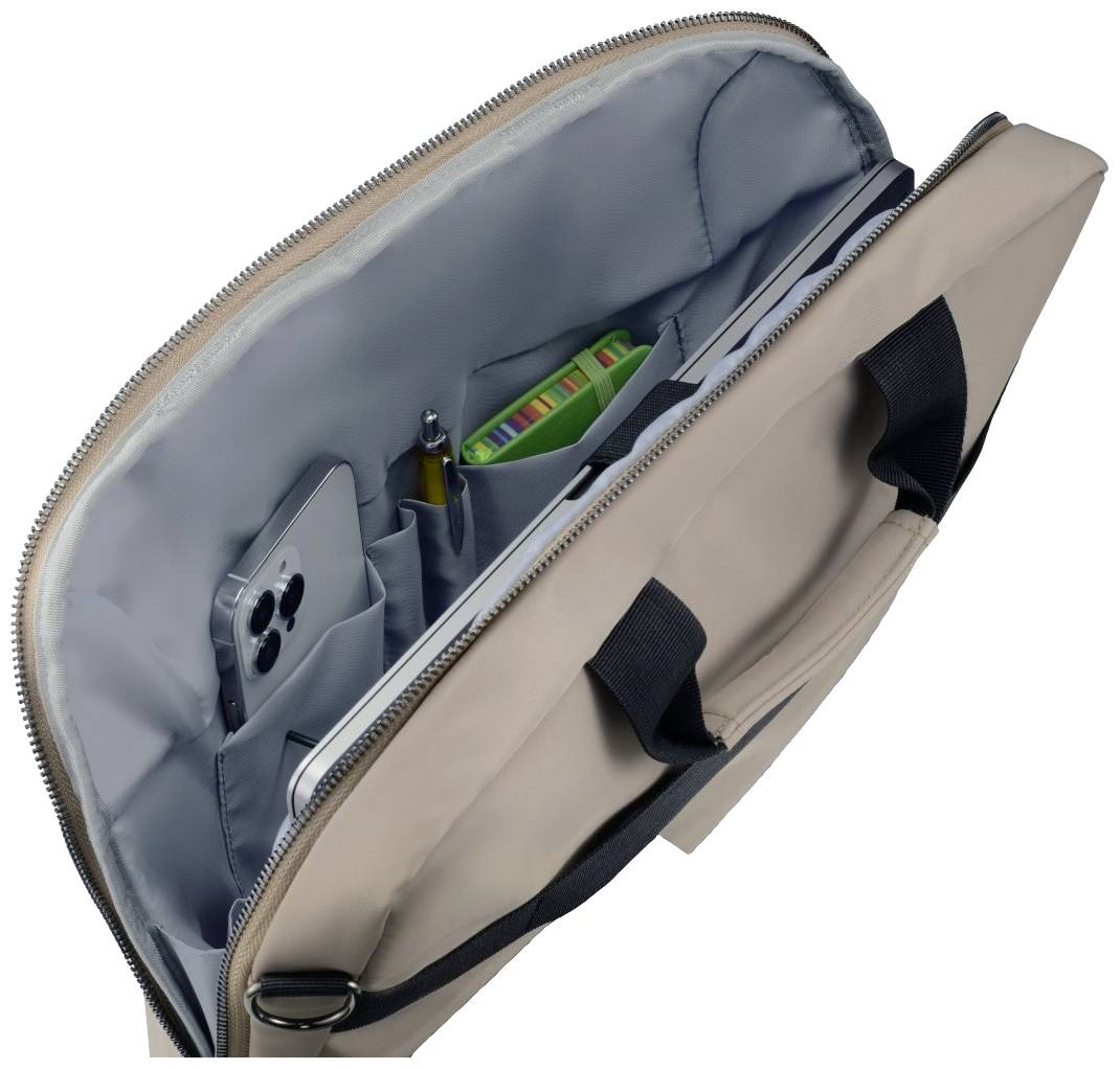 Geöffnete beigefarbene Laptop-Tasche mit Smartphone, Stifte und Schokoladenriegel in separaten Fächern, zeigt Innenorganisation.