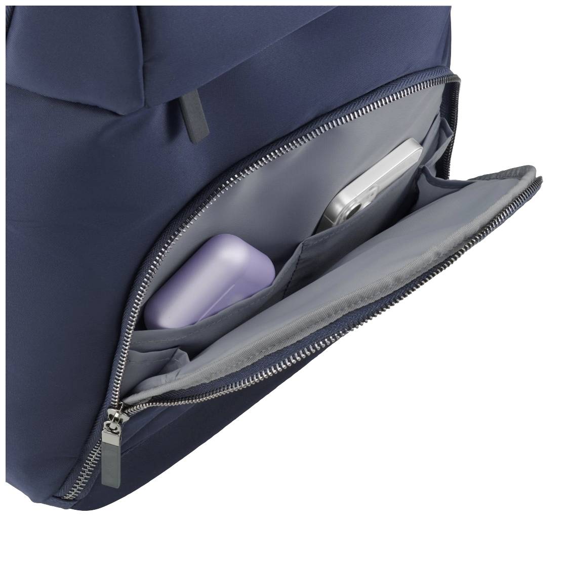 Ein geöffneter blauer Rucksack mit Taschen, die ein Smartphone und ein kleines, lila Etui enthalten.