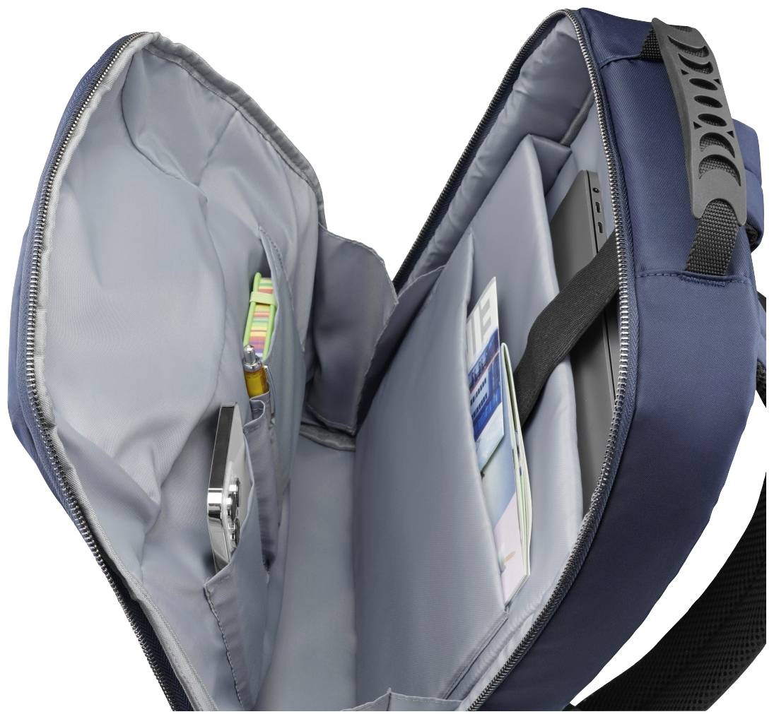 Offener blauer Rucksack, der seine Innenfächer zeigt. Enthält bunte Stifte, eine Metallflasche, ein eingestecktes Tablet und Hefte.