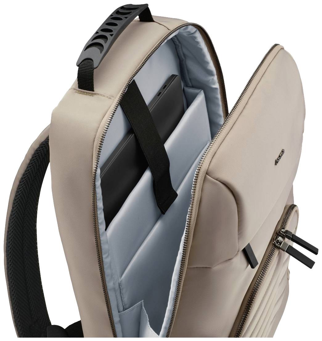 Ein geöffneter, beige Rucksack mit mehreren Innenfächern. Ein Laptop ist sicher in einem gepolsterten Fach verstaut.