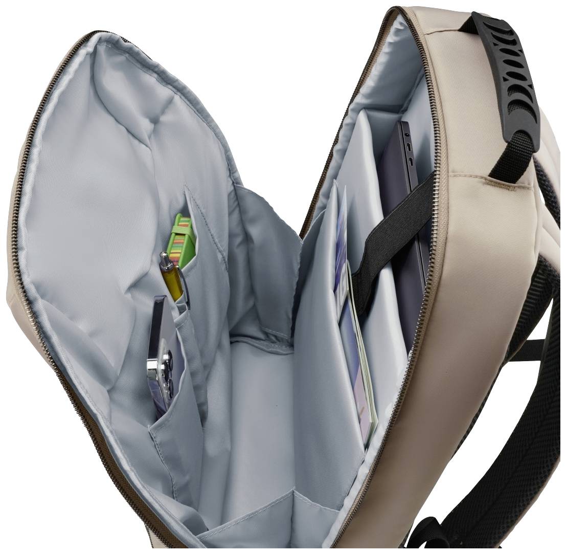 Beiger Rucksack, geöffnet, mit mehreren Fächern. Enthält einen Laptop, Notizbuch, Stifte und USB-Stick. Eignet sich für Büro oder Schule.
