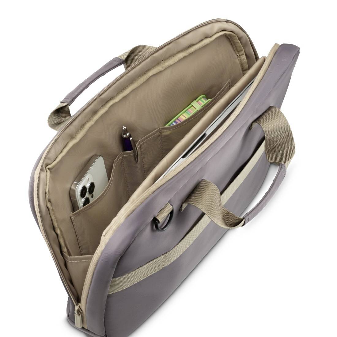 Helles hellbraunes Laptop-Case mit Gurt und Griff. Offenes Fach zeigt ein Smartphone, einen Stift und weiteres Zubehör.