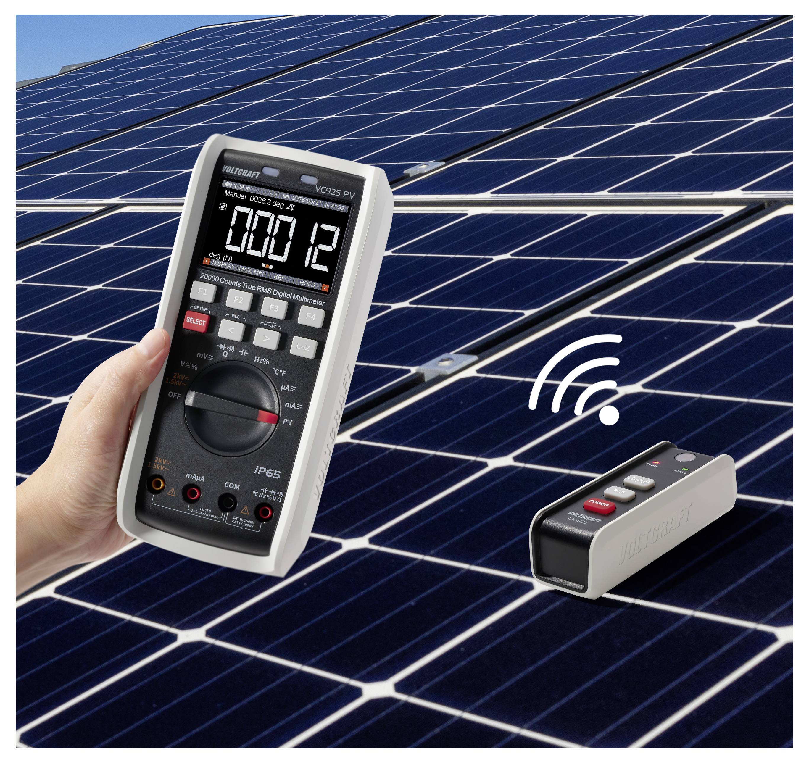 Tragbares digitales Multimeter zum Testen von Solarpanelen mit einem Wireless-Sensor-Symbol, das eine Fernmessung oder Überwachung anzeigt.