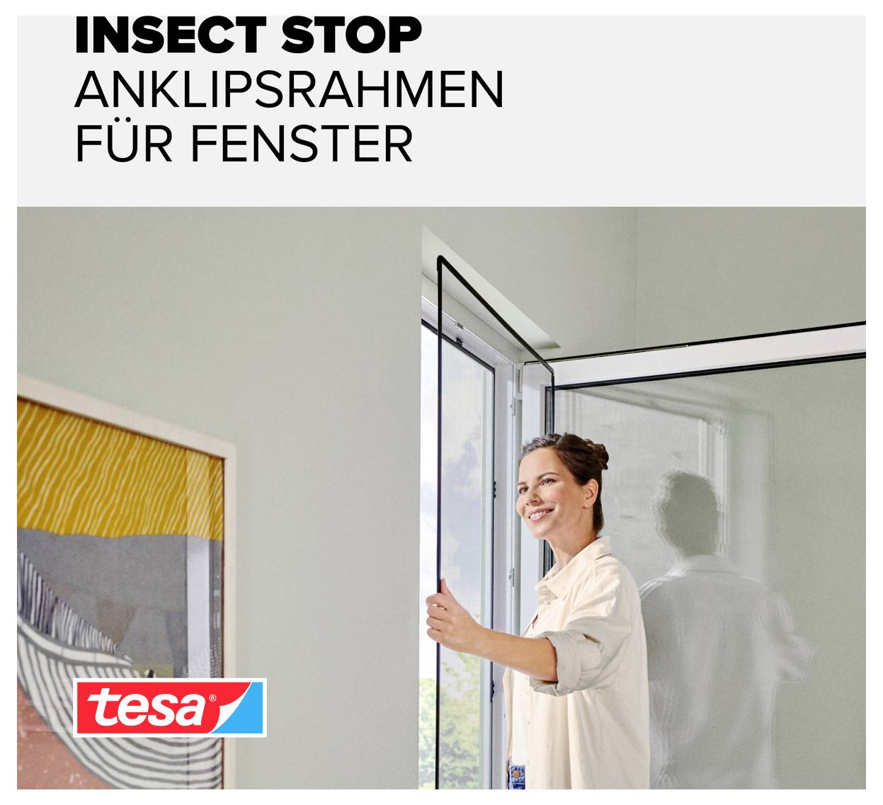 Frau installiert ein Fenster-Insektenschutzgitter; Text lautet „INSECT STOP ANKLIPPSRAHMEN FÜR FENSTER