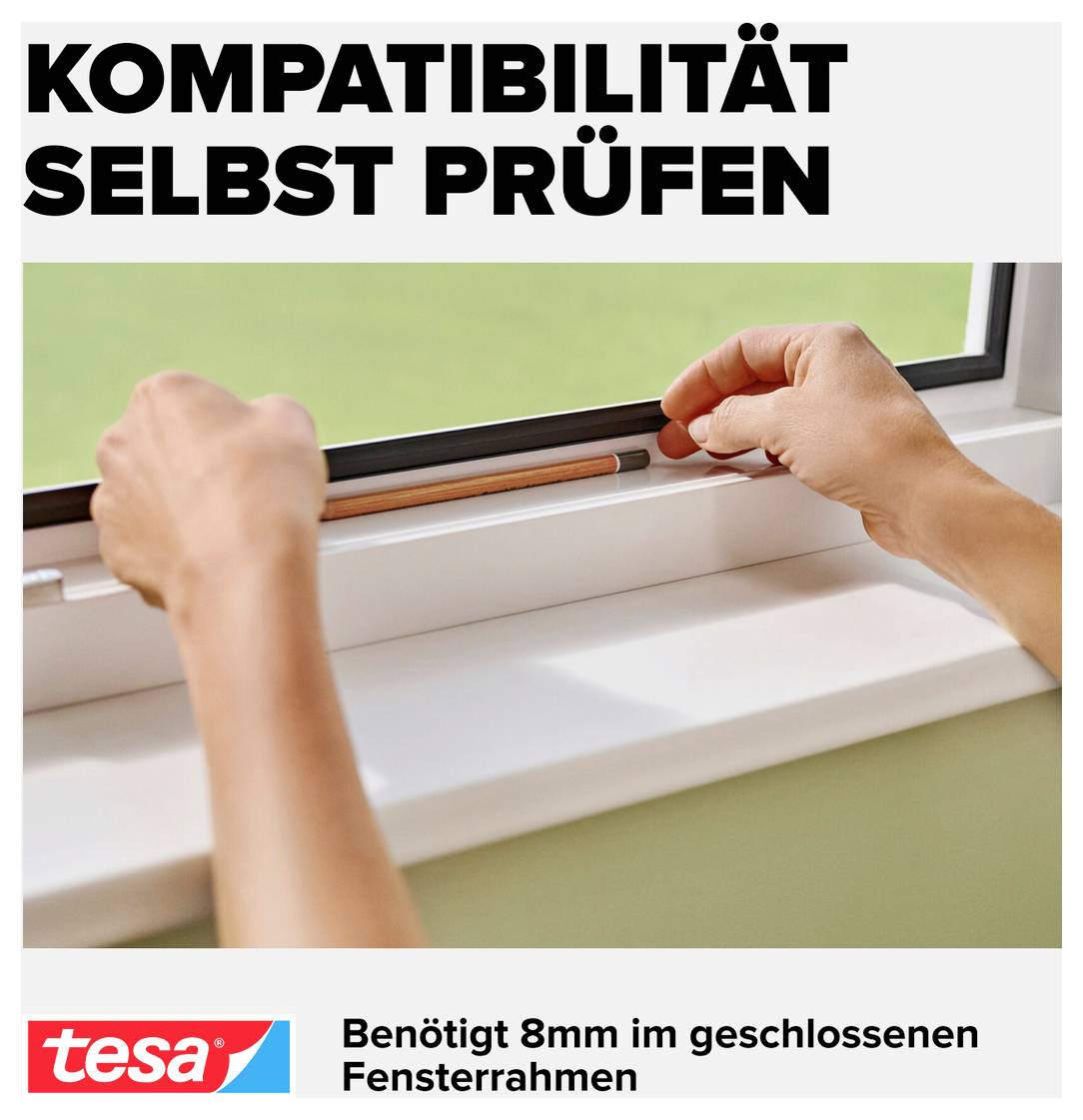 Hände messen einen Fensterrahmen mit Text „KOMPATIBILITÄT SELBST PRÜFEN