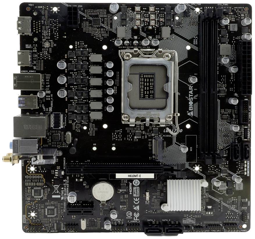 Ein Mainboard mit verschiedenen Steckplätzen und Anschlüssen, zeigt vier RAM-Steckplätze rechts, einen CPU-Sockel in der Mitte.