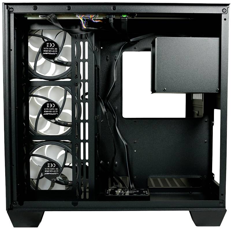 Leeres Computergehäuse mit drei Lüftern an der linken Seite und Platz für Motherboard rechts. Oberes Fach für Netzteil sichtbar.