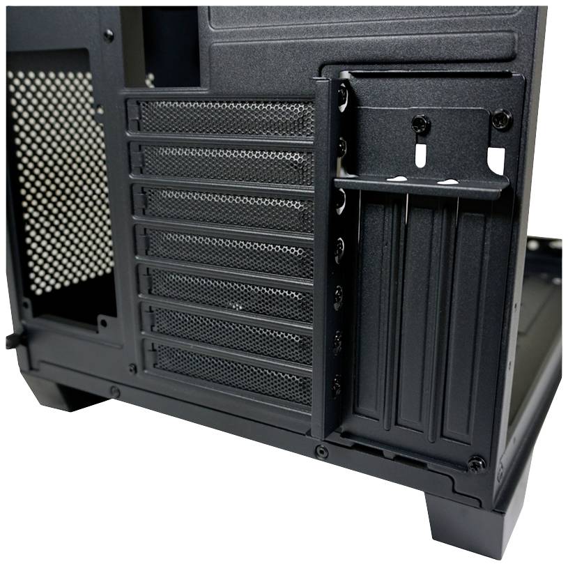 Schwarzes Computergehäuse mit mehreren horizontalen Erweiterungsschachtabdeckungen und Belüftungsgitter rechts im Bild.