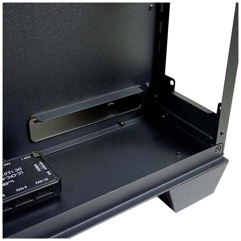 Innenansicht eines Computergehäuses mit einem Lüftersteuerungsmodul unten links und einem rechteckigen Kabeldurchgang in der Mitte.