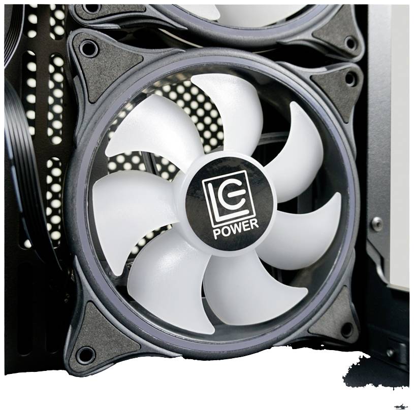 Nahaufnahme eines Computergehäuselüfters mit sechs weißen Flügeln und der Aufschrift 'LC Power' in der Mitte des Lüfters.