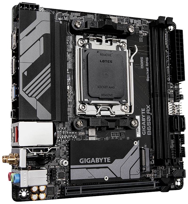 Eine schwarze Gigabyte-Motherboard-Platine für Desktop-Computer mit verschiedenen Anschlüssen und elektronischen Komponenten.