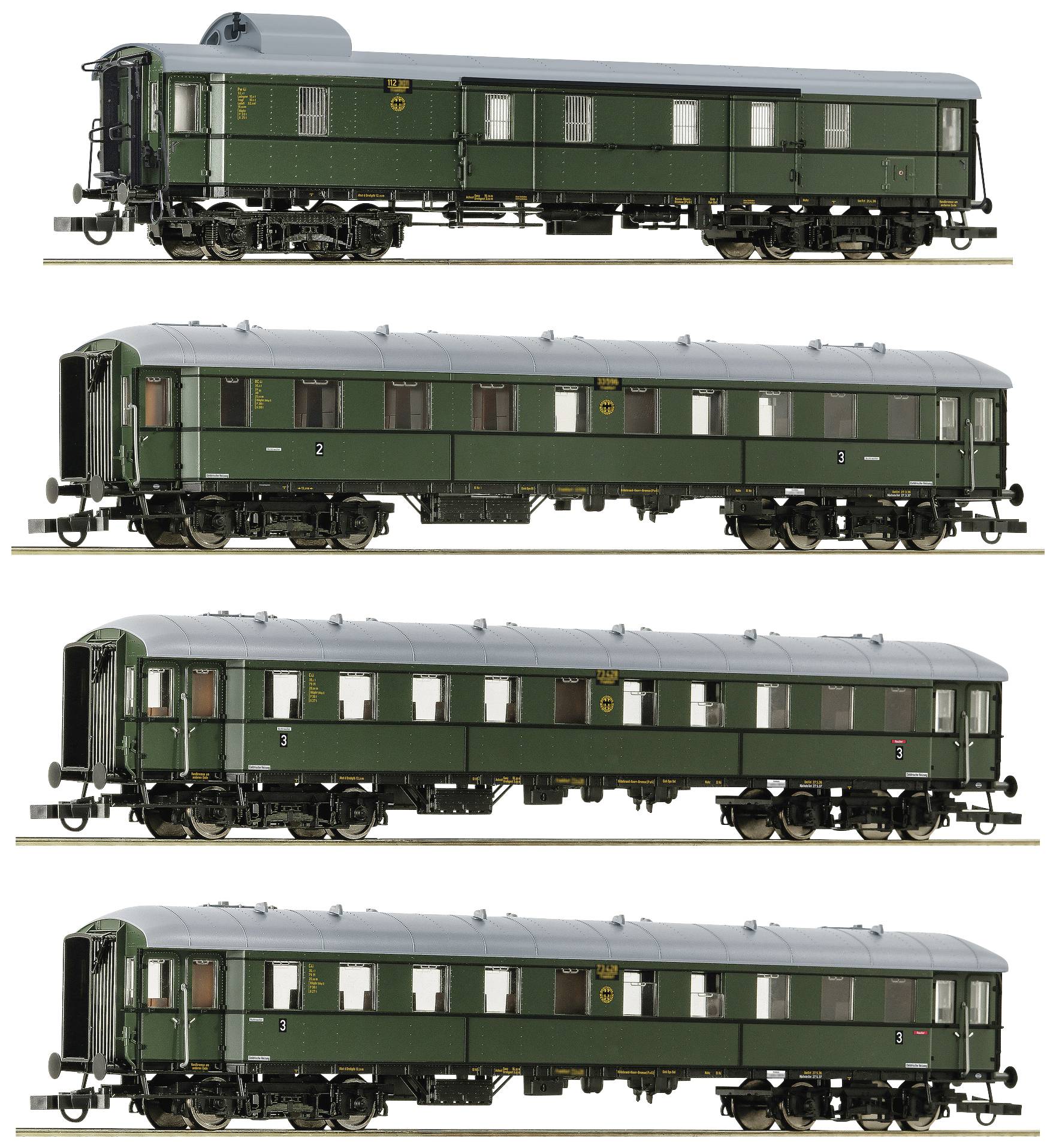 Vier grüne historische Eisenbahnwaggons, seitliche Ansicht. Oben ein Güterwagen, darunter drei Passagierwaggons, jeweils mit Fenstern und Türen.