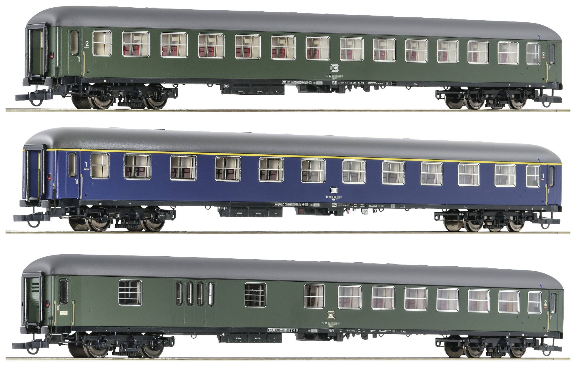 Drei Modelleisenbahn-Personenwagen in verschiedenen Farben: Grün mit schwarzem Dach, Blau mit gelbem Streifen und Dunkelgrün.