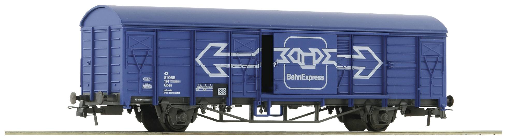 Blauer Güterwagen mit 'BahnExpress'-Aufschrift und weißen Pfeilen. Der Wagen hat vier Räder und eine Tür in der Mitte.