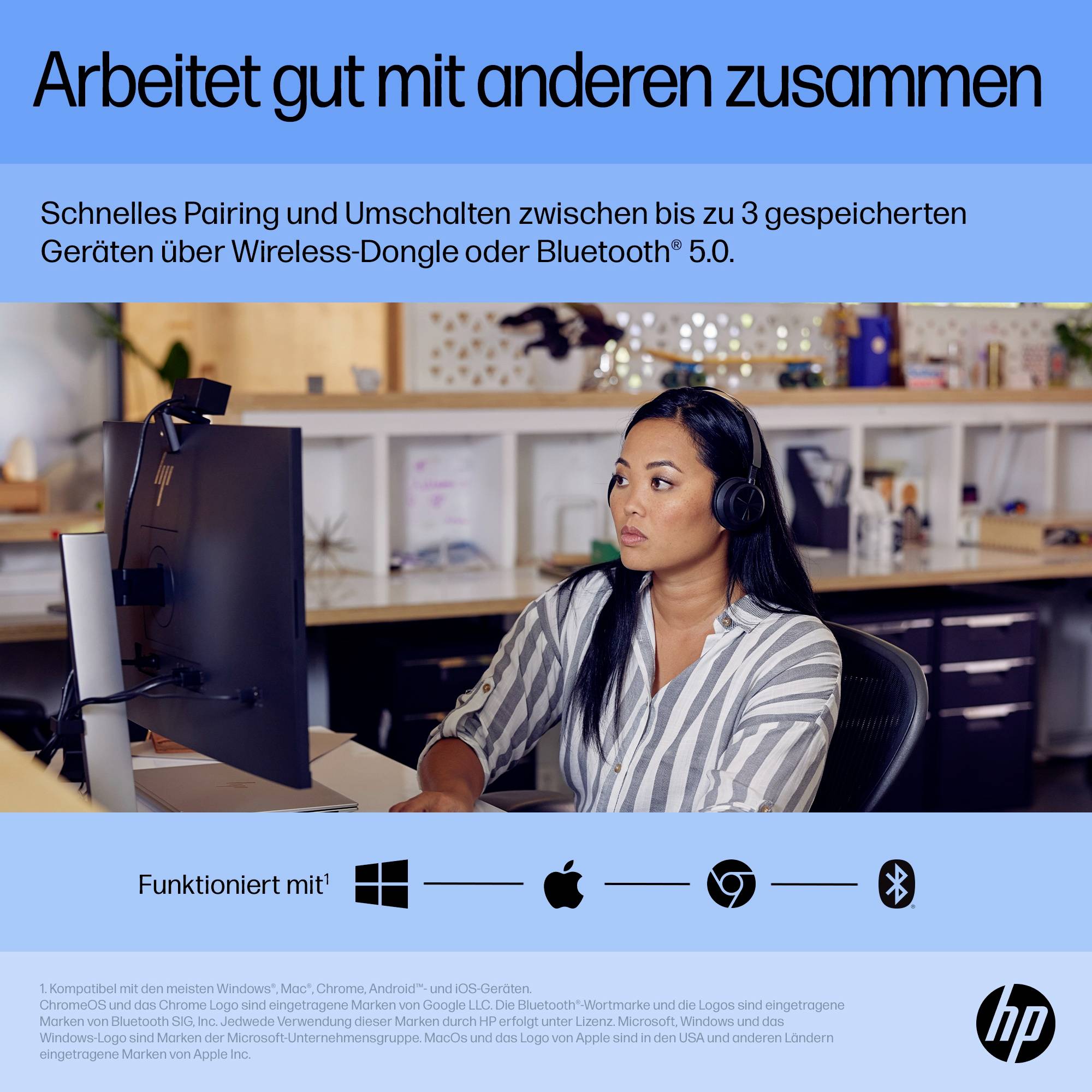 Eine Frau mit Kopfhörern arbeitet an einem Computer. Oben steht der Text 'Arbeitet gut mit anderen zusammen'. Markenlogos unten.