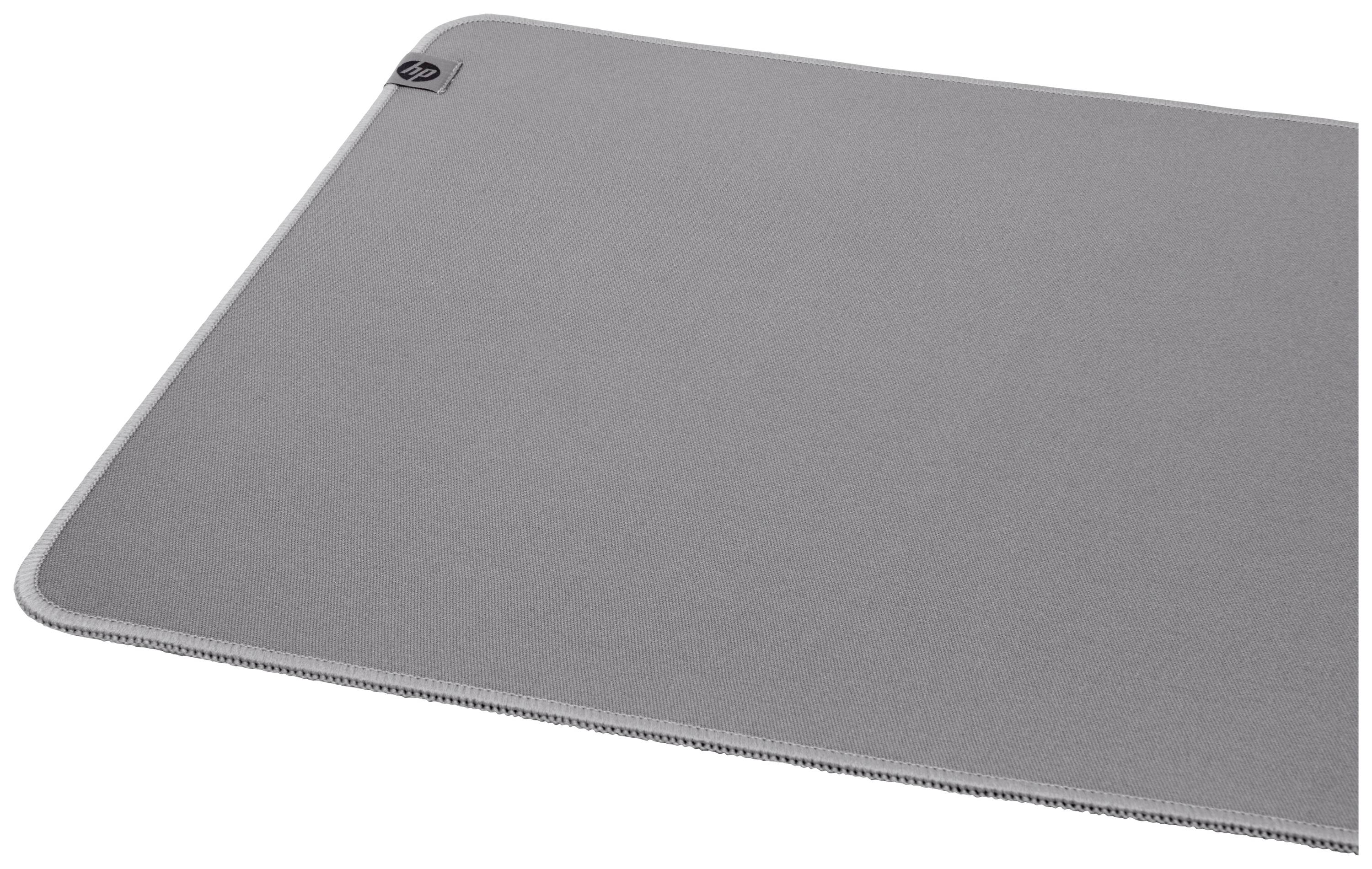 Ein großes, graues Mousepad mit dezentem Logo in der Ecke, geeignet für Schreibtische, bietet eine glatte Oberfläche für präzise Mausbewegungen.